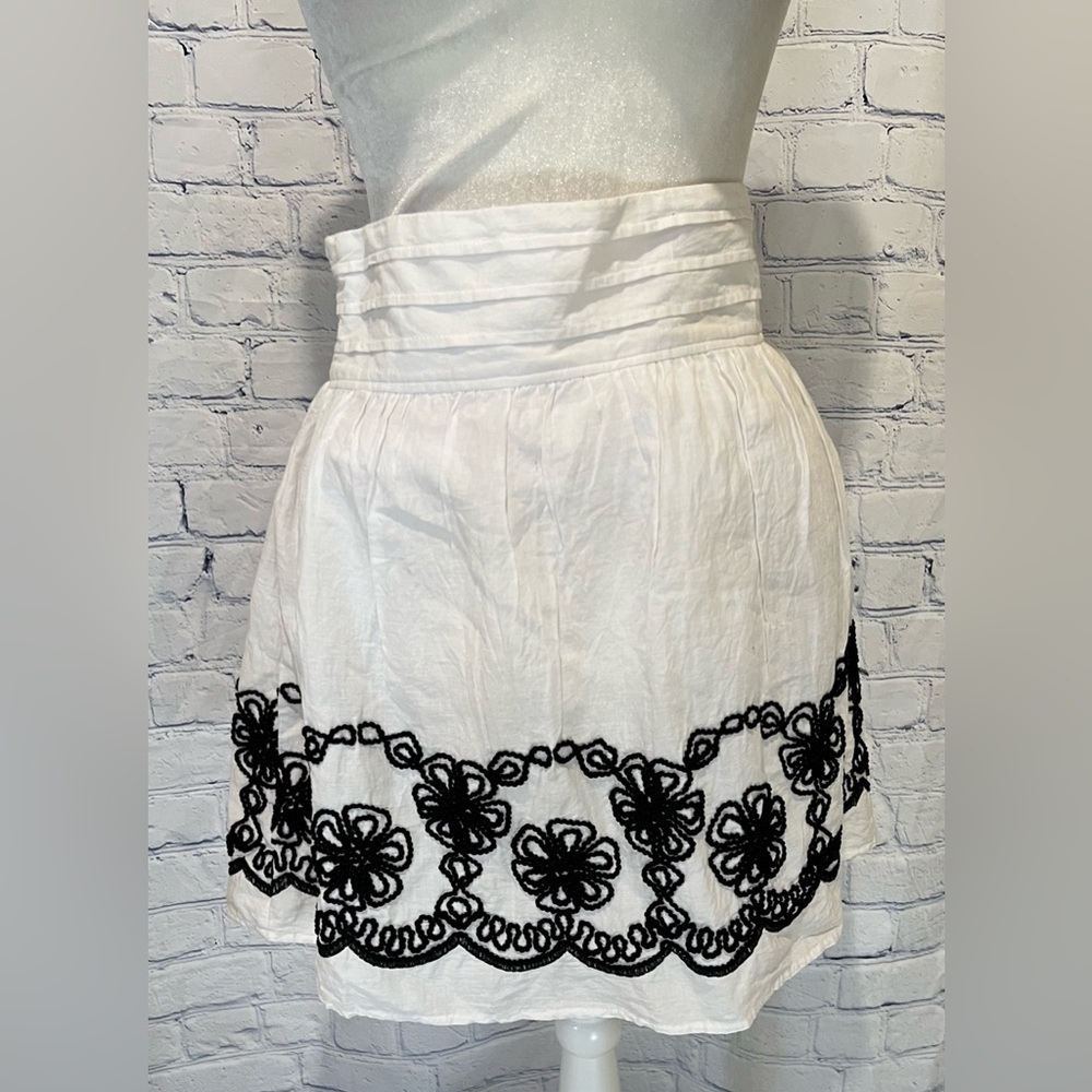 Joe B Juniors Size Medium White Black Embroidered Cotton Pull-On Skirt